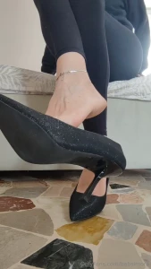 Toc toc chi sono i miei piedini gi vogliosi di giocare con te