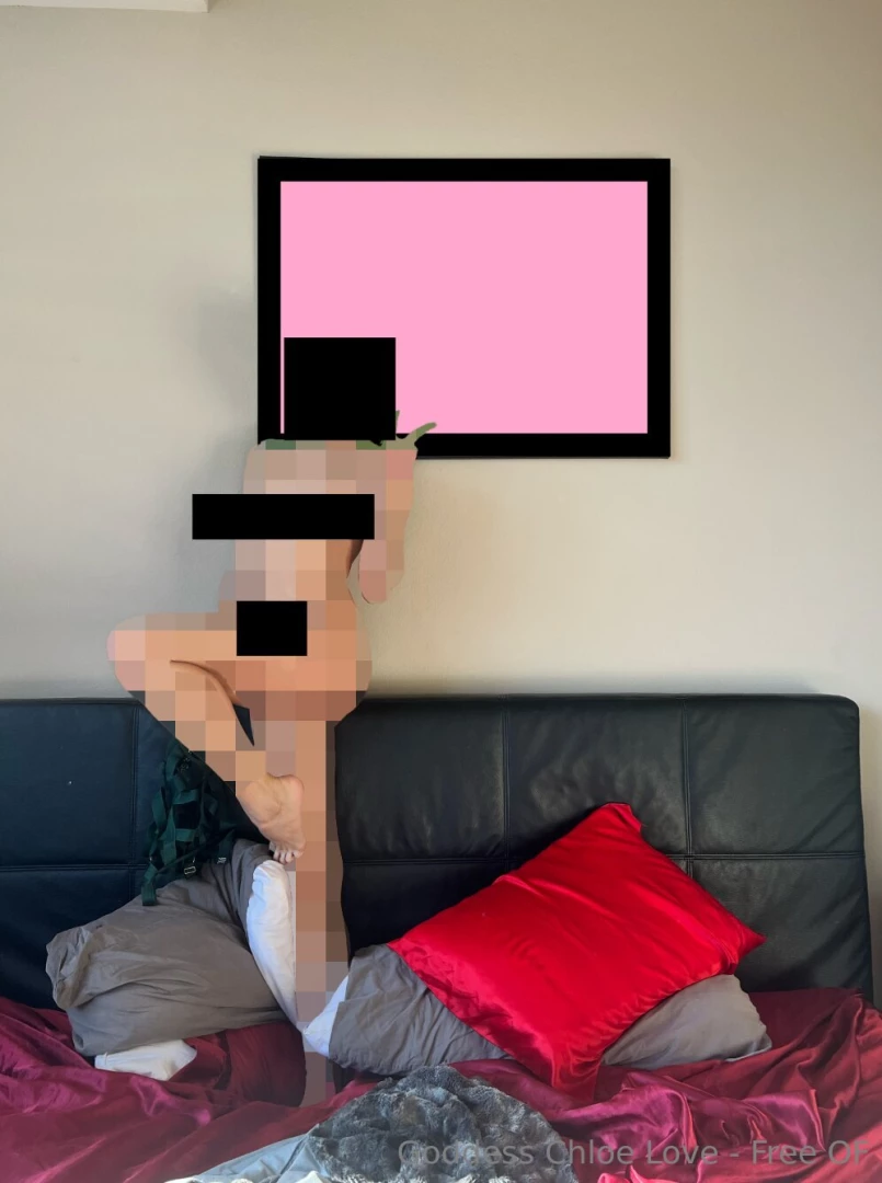 Toes and green lingerie worship my feet and my pixelated body obedient 