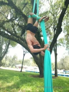 Entrenando danza aerea en el parque sin camisa