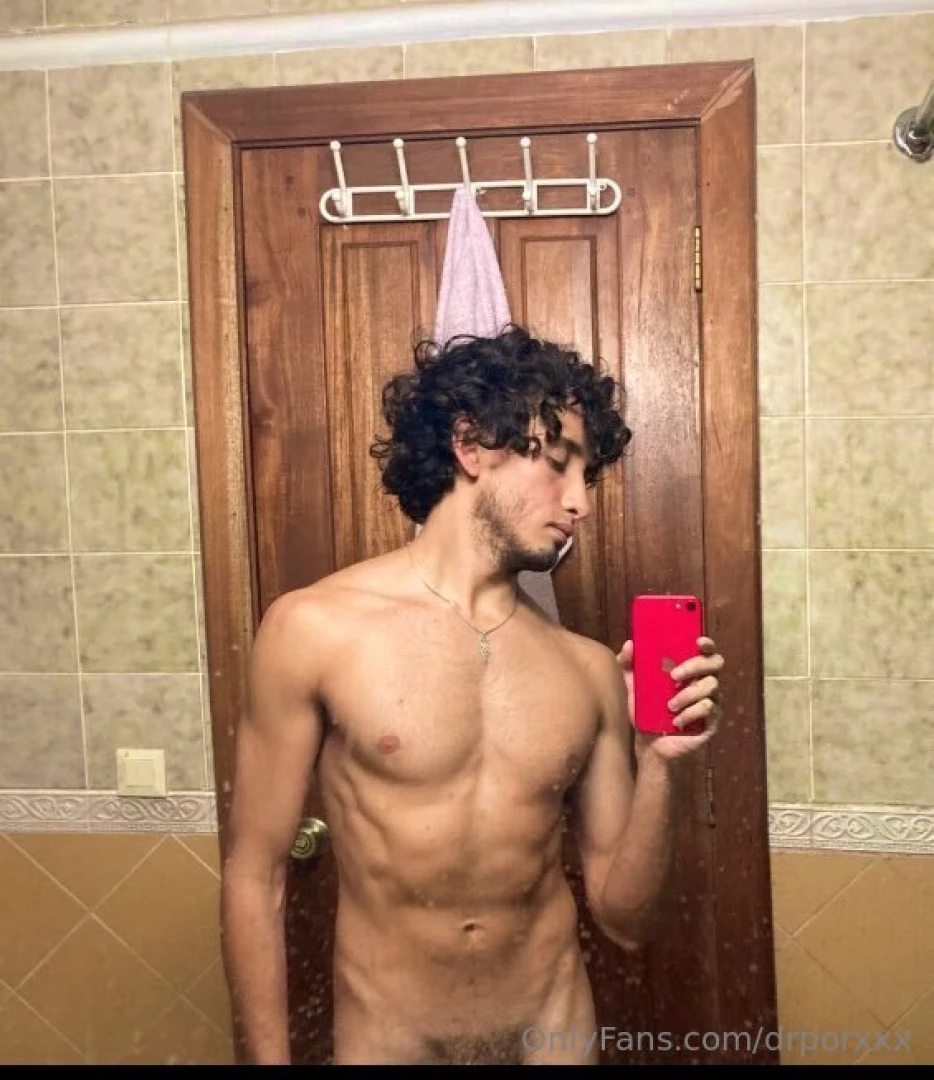 Foto en el ba o en casa de una pareja de grinder fui su regalo de 