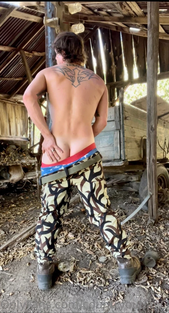 Who would like to see the video to this photo shoot 