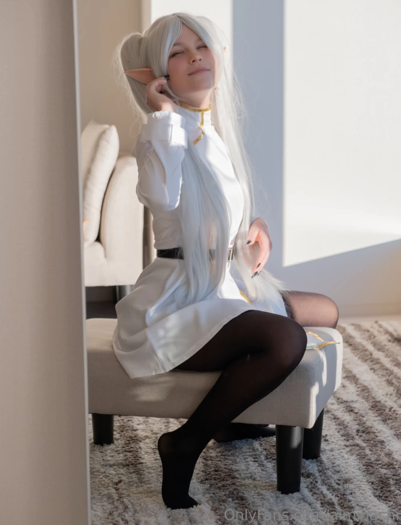 Frieren in winter clothes 