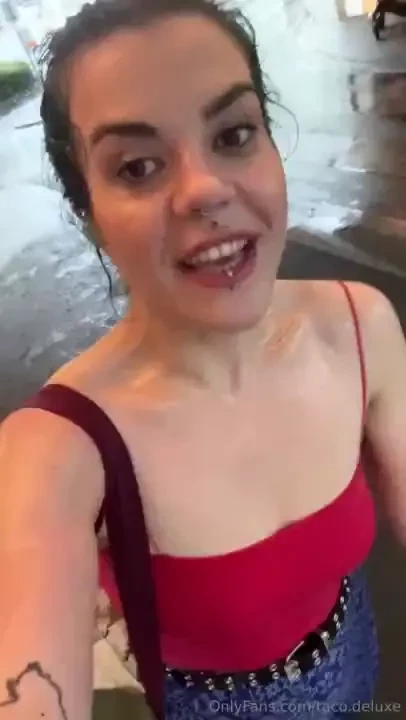 Sono finita sotto la pioggia e i miei vestiti sono diventati 