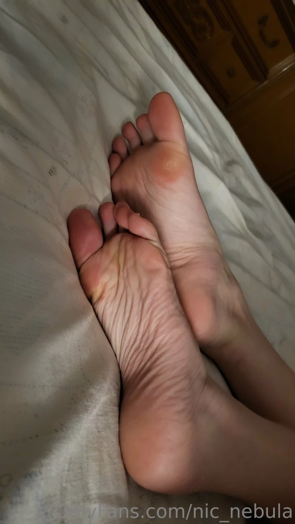 My feet hurt after the long day outside i miei piedi fanno male dopo 