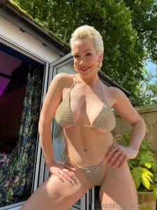 Do you love the sun on my hot milf body