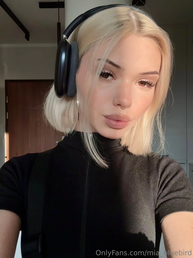 Who knows me well what s playing in my headphones 