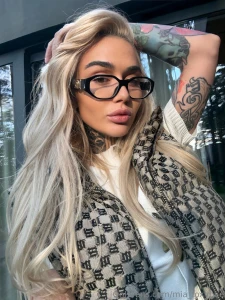 I m not just another face in the crowd i m the one who stands out from