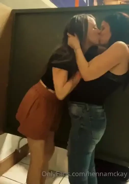 Guess who i got to make out with ameliathorn currently deciding which 