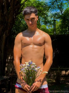 Que crees que pasar a si dejo caer el ramo de flores what do you think