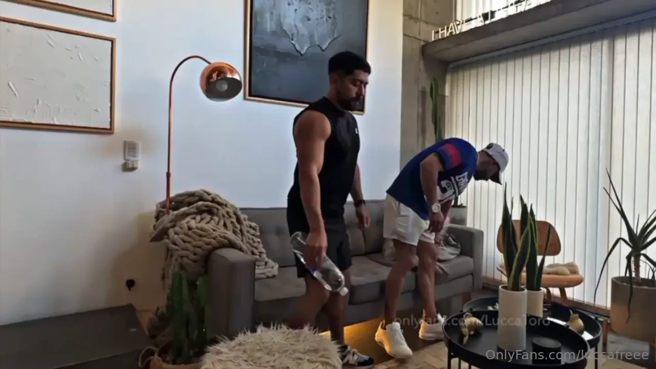 Despu s de entrenar nos clavamos una paja con mi gymbro y todo se 