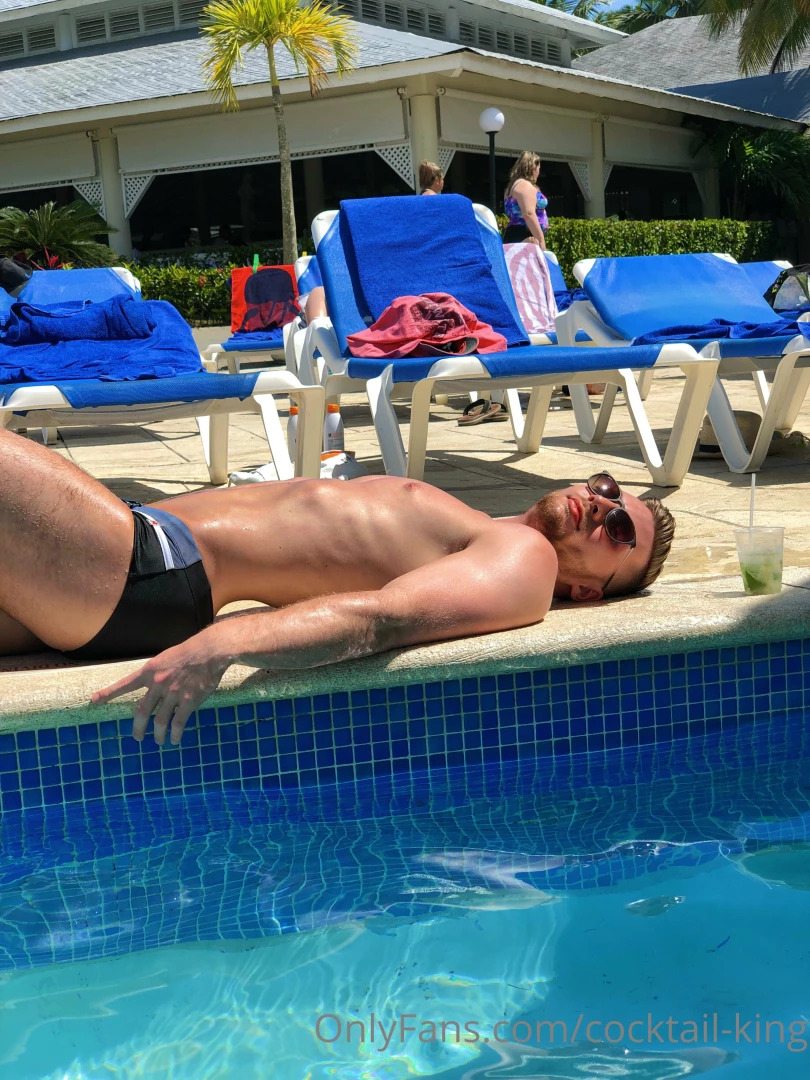 What s everybody s favorite poolside cocktail 