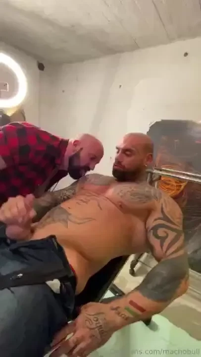 Had to worship that huge muscle-beast taste those swaety muscles 