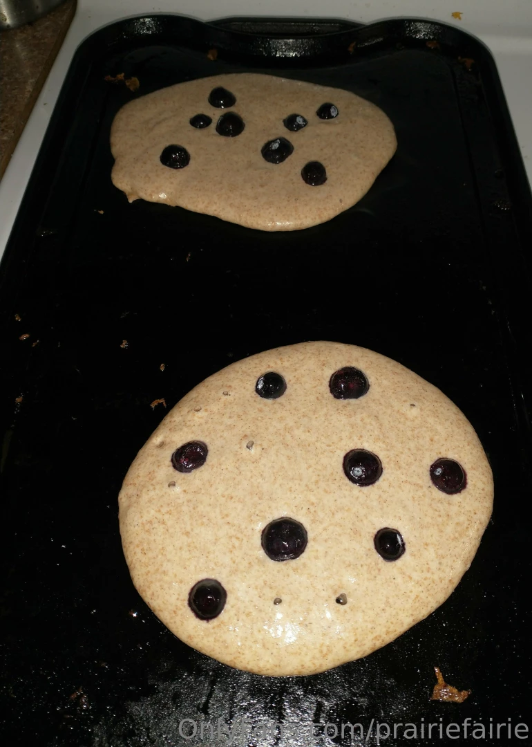Banana blueberry pancakes for breakfast we tried the strainer trick part 1 