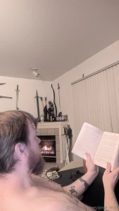 First person to correctly comment with the book i m reading will