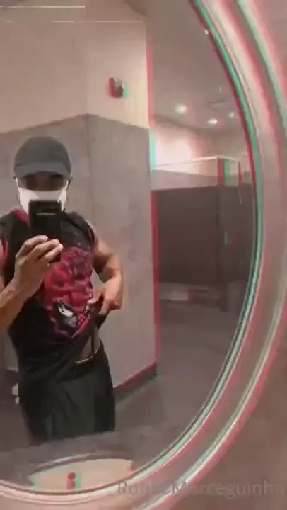 Was feeling myself in the gym and couldn t help but to flex in the car 