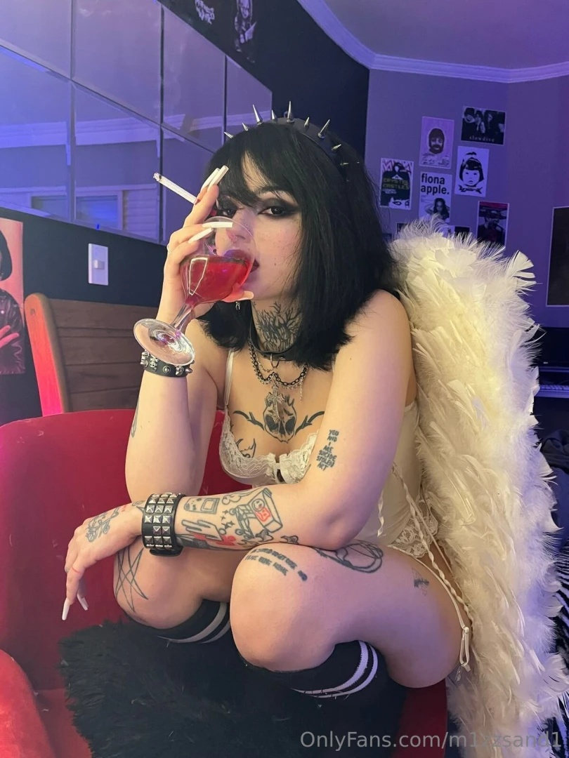 If you re into soft moans and sharp nails you just found your place 