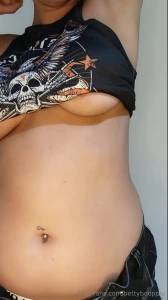 How sexy does my belly button look do you like belly buttons