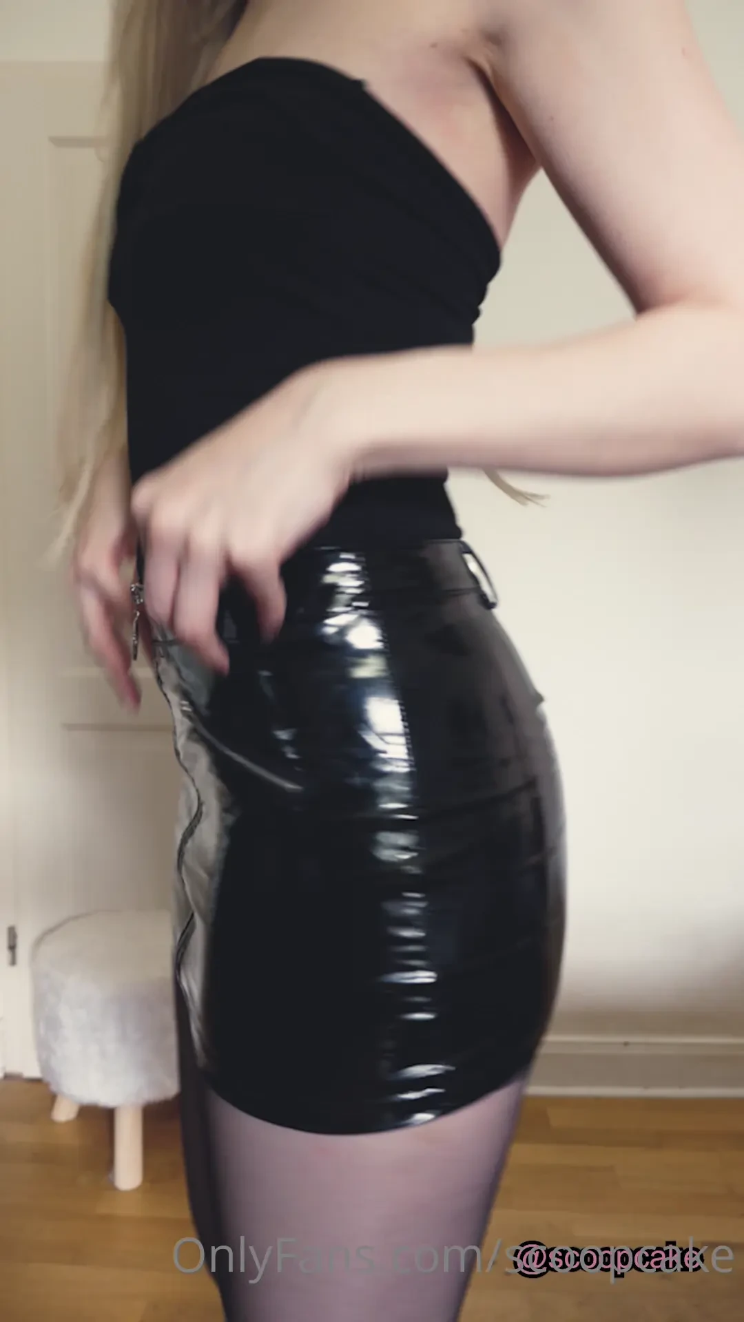 I just couldn t stop rubbing my soaked nylon pussy while standing in 