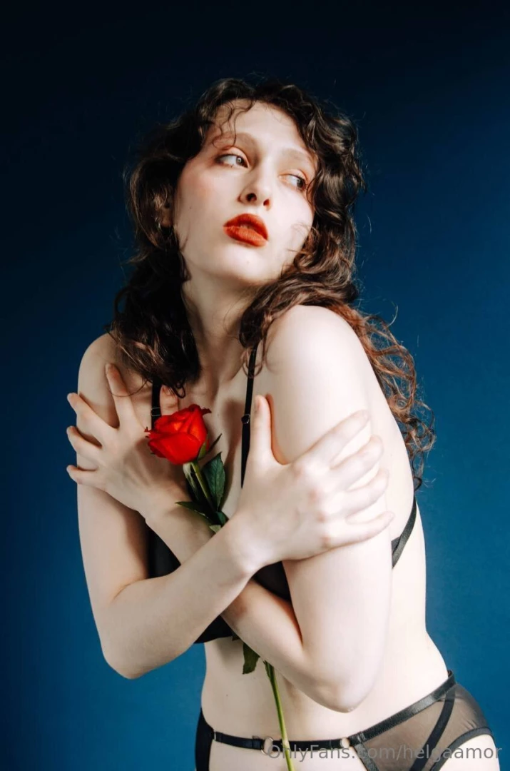 Woman and flowers perfect combination do you like my new photo shoot 