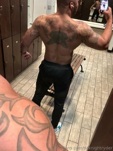 Narrowing waist wider lats broader shoulders