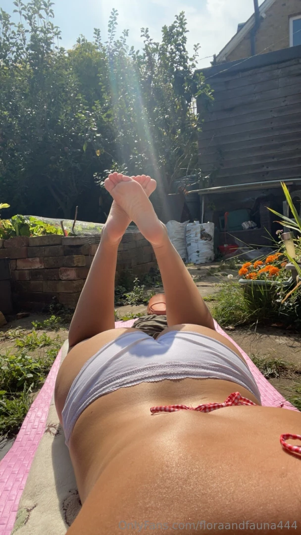 Tip me so i can go somewhere new to sunbathe when it gets cold 