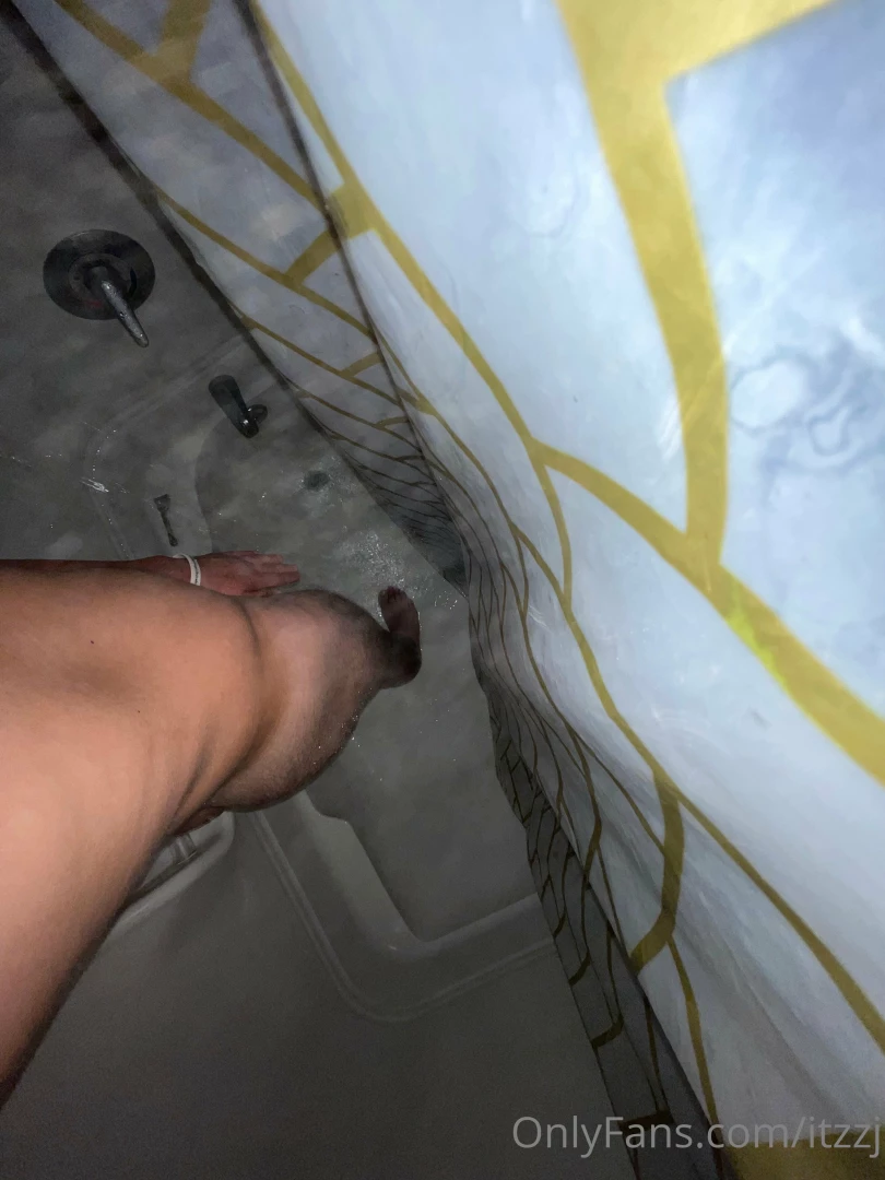 Goodmorning who would join me in the shower lmk if y all want me to do 