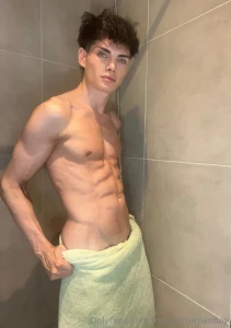 Do you want to see what s under this towel subscribe to my vip account