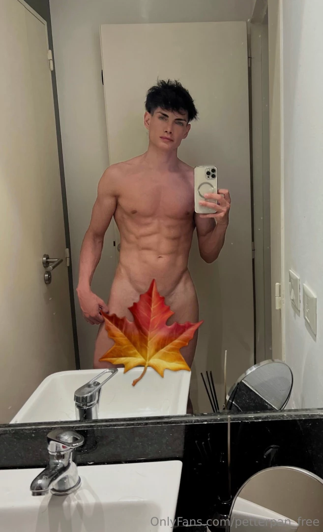 Can you imagine the trunk behind this leaf better not imagine it and 