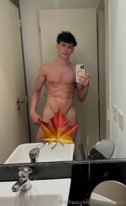 Can you imagine the trunk behind this leaf better not imagine it and