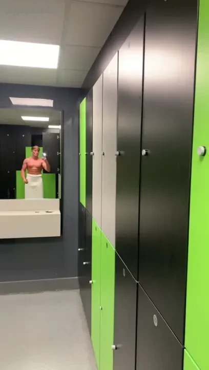 Who wants me to drop the towel 