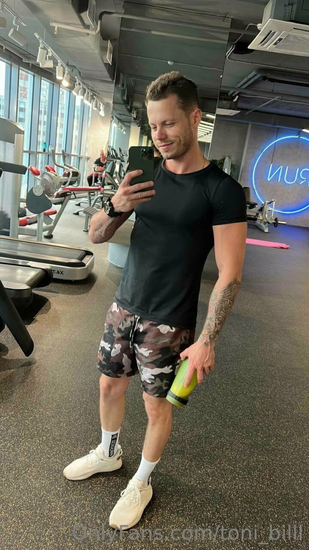 Uh another gym photo what if i told you i posed in the mirror today 