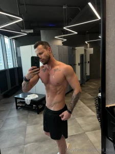 I ve been thinking why we choose boring clothes for the gym-- tights