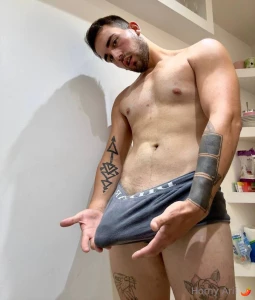 Ripped and horny 23 years old up or down i love sharing my sexuality part 44