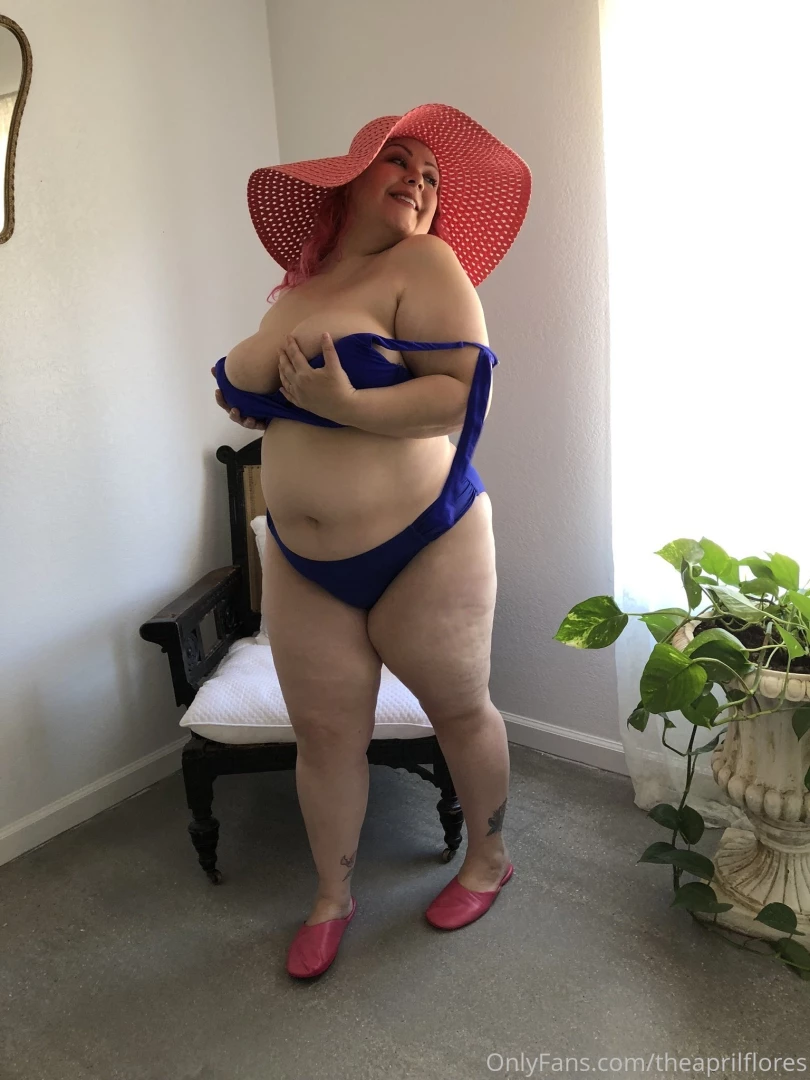 Lazy saturdays are made for lounging around in my bikini peeling each 