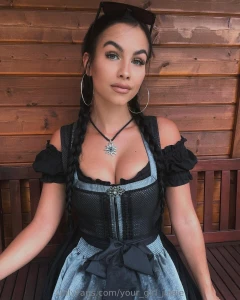 Dirndl im dirndl