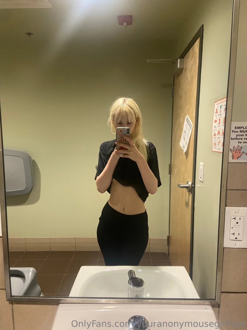 Does your gf send you sexy pics at work if not i ll be glad to do that part 2 