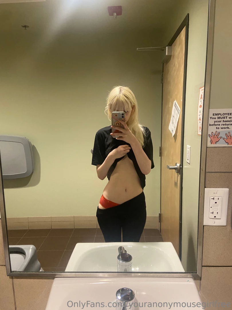 Does your gf send you sexy pics at work if not i ll be glad to do that 