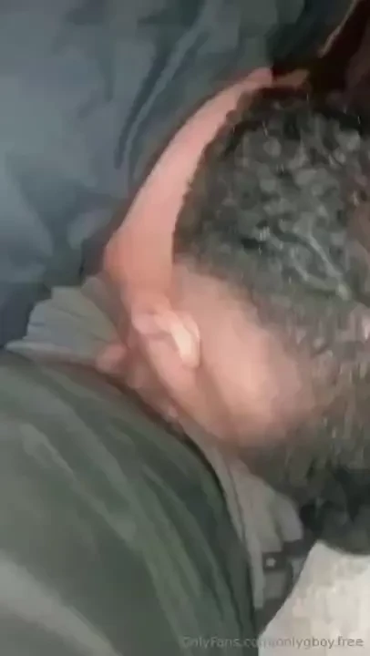 Recibiendo una mamada en la calle 