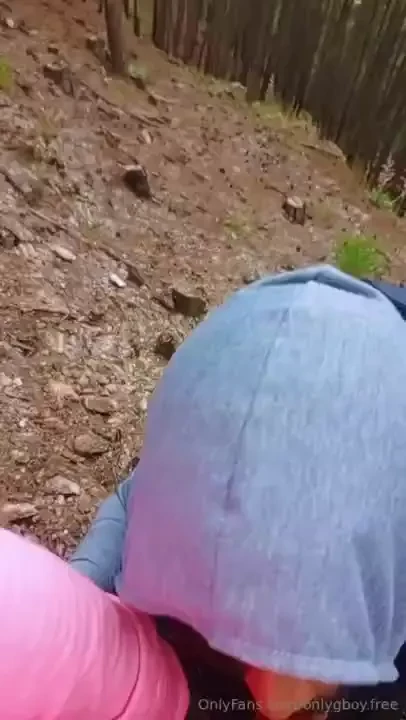 Chupando en medio de los bosque de pino 