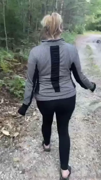 Happy sunday bum day watch me walk in yoga pants 