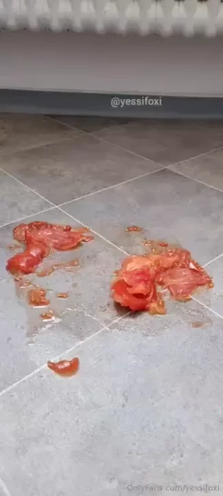 Willst du sehen wie ich meinen zeh in die tomate stecke und dann alles 