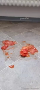 Willst du sehen wie ich meinen zeh in die tomate stecke und dann alles