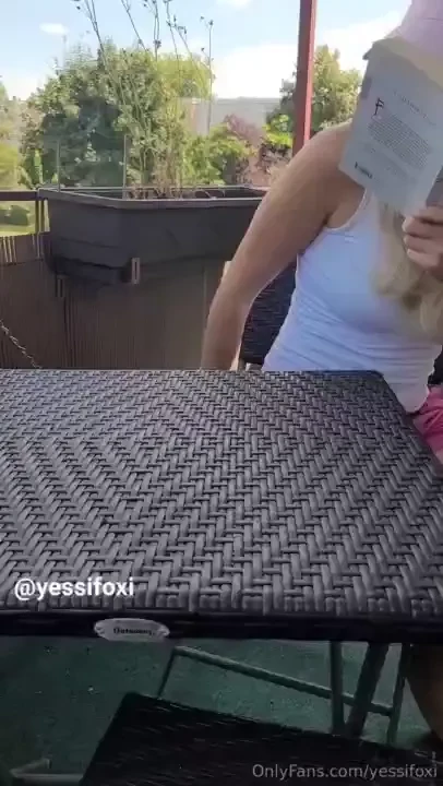 Ich bin in mein buch vertieft w rend du mich vom nachbarbalkon aus 