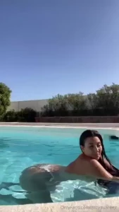 Estoy cachonda lo hacemos en el agua