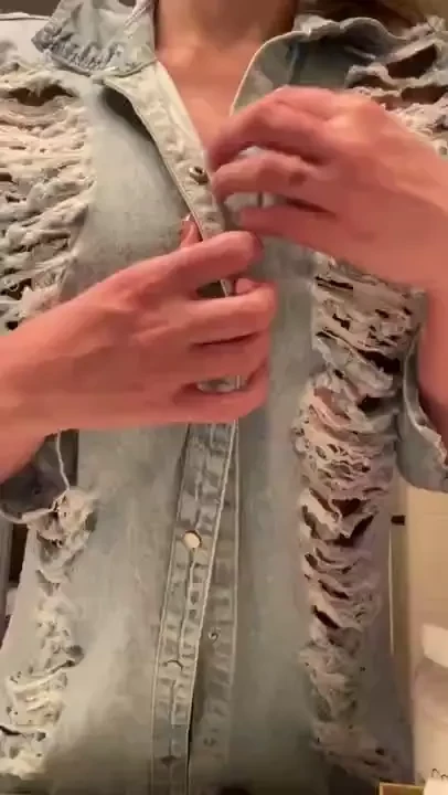 Titty tuesday who wants to fuck tip this post if you want the details 