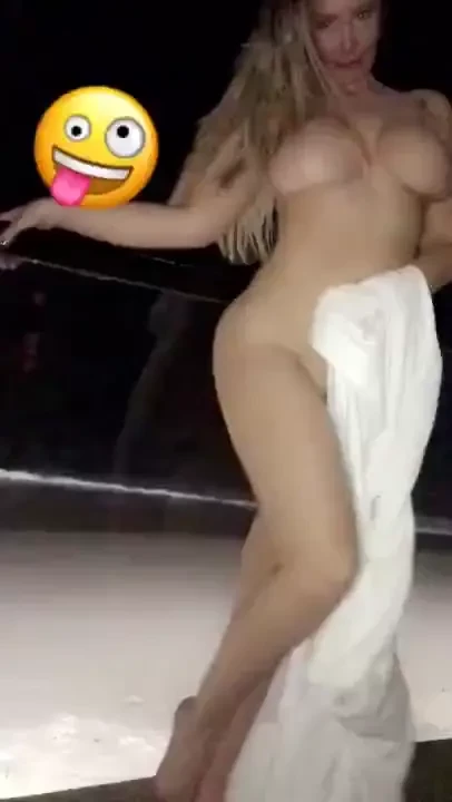 I m all naked and horny cum play 