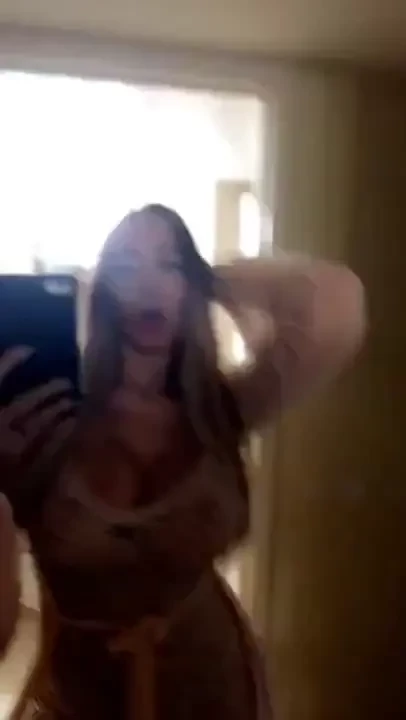 Come play and see me take this sexy outfit off 