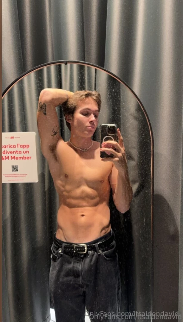 What does this mirror say lol 
