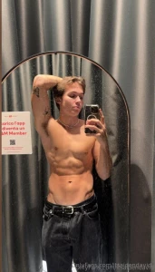What does this mirror say lol