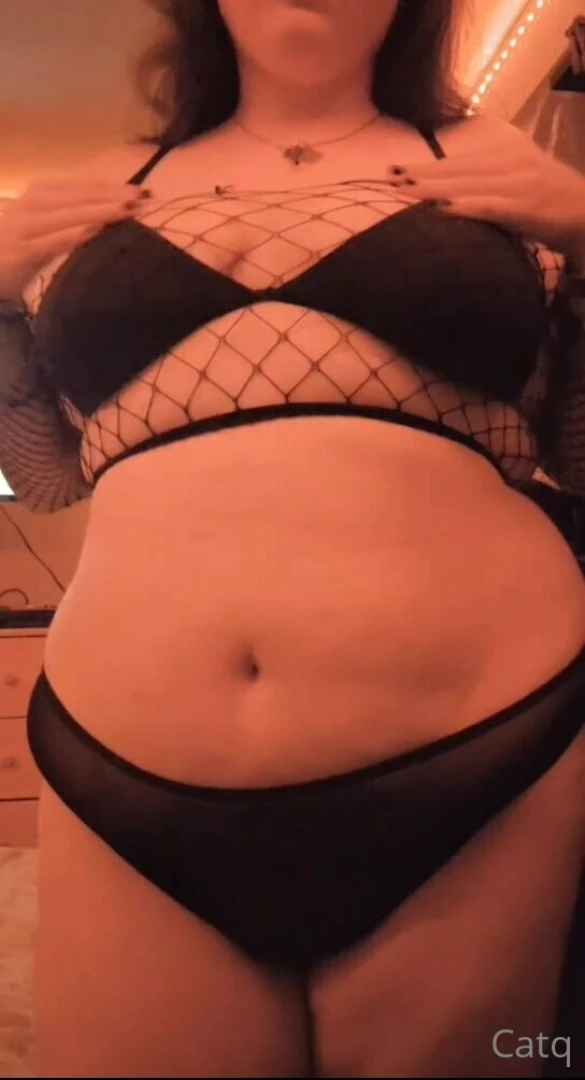 Well it s officially my birthdayyyyy who wants to spoil me i ll send 